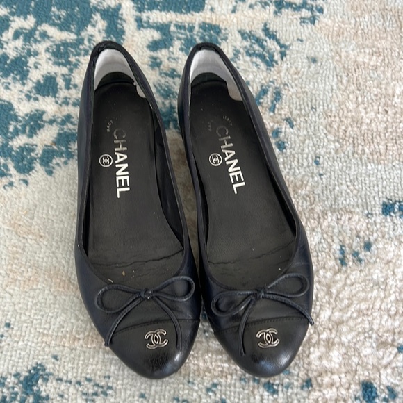 CHANEL Shoes - Chanel navy blue Interlocking CC logo leather ballet flats 35